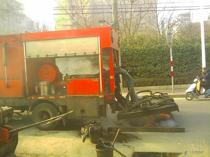 道路井盖周边现场机械化施工图片